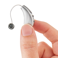 aide-auditive-écouteur-déporté-intelligence-artificielle-dans-main